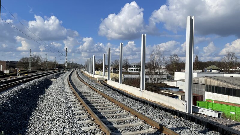 In der jüngsten Sperrung haben wir Schallschutzwände entlang der Weseler Straße realisiert. Foto: DB AG In der jüngsten Sperrung haben wir Schallschutzwände entlang der Weseler Straße realisiert. Foto: DB AG