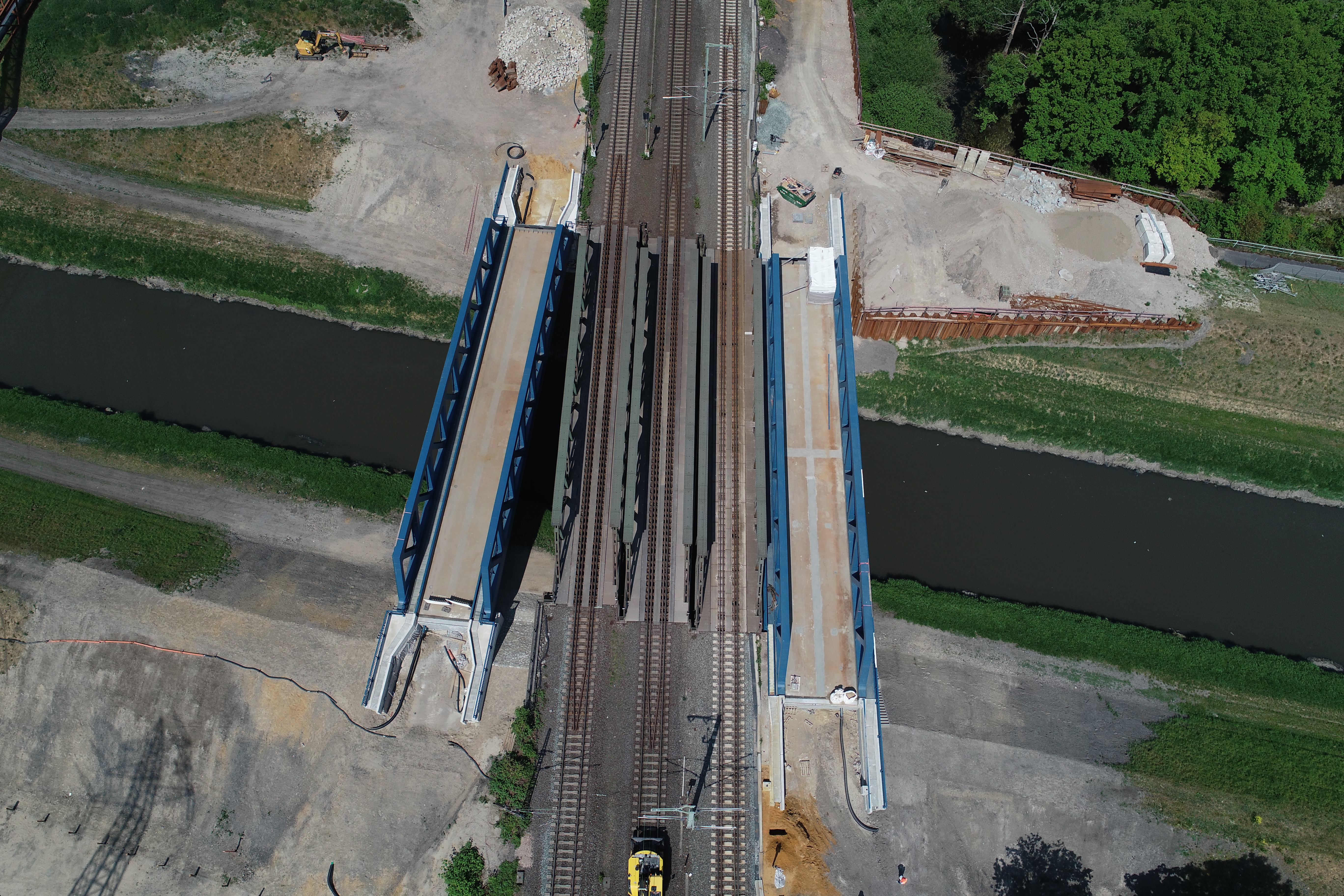 Das Bild zeigt die neuen Brückenbauwerke über die Emscher in Oberhausen aus der Luft. Das Bild zeigt die neuen Brückenbauwerke über die Emscher in Oberhausen aus der Luft.