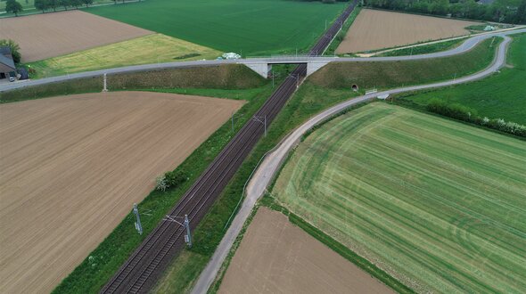 Das Bild zeigt die neue Straßenüberführung Baumannstraße aus der Luft. Das Bild zeigt die neue Straßenüberführung Baumannstraße aus der Luft.