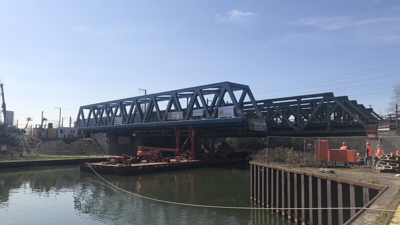 Die neue Brücke über den Rhein-Herne-Kanal in Oberhausen wurde erfolgreich eingeschoben. Foto: DB AG Die neue Brücke über den Rhein-Herne-Kanal in Oberhausen wurde erfolgreich eingeschoben. Foto: DB AG
