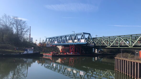Das Bild zeigt den Einschub der Eisenbahnüberführung über den Rhein-Herne-Kanal in Oberhausen. Das Bild zeigt den Einschub der Eisenbahnüberführung über den Rhein-Herne-Kanal in Oberhausen.