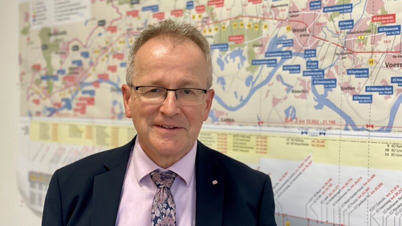 Projektleiter Stefan Ventzke stellte die Baumaßnahmen während der 80-Wochen-Sperrung im Detail vor. Projektleiter Stefan Ventzke stellte die Baumaßnahmen während der 80-Wochen-Sperrung im Detail vor.