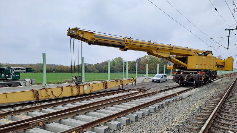 Ein Eisenbahndrehkran hebt Weichen im Gleisfeld in Voerde ein. Foto: Deutsche Bahn AG Ein Eisenbahndrehkran hebt Weichen im Gleisfeld in Voerde ein. Foto: Deutsche Bahn AG