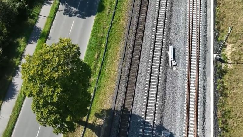 Wir bauen die Strecke Emmerich-Oberhausen dreigleisig aus. In manchen Bauabschnitten ist das dritte Gleis schon verlegt. Foto: Deutsche Bahn AG