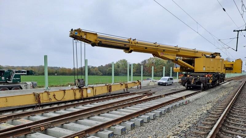 Ein Eisenbahndrehkran hebt Weichen im Gleisfeld in Voerde ein. Foto: Deutsche Bahn AG