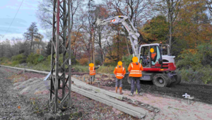 Auf der Suche nach Blindgängern am Gewässerdurchlass Alsbach. 