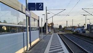 Der Bahnsteig 2 am Haltepunkt Haldern erstrahlt in neuem Glanz.