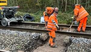 Arbeiter erneuern eine Querung in Emmerich-Elten.