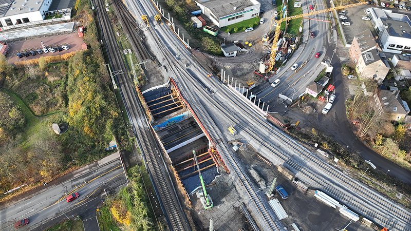 Neue Luftaufnahmen zeigen den Fortschritt an der Eisenbahnüberführung Weseler Straße in Dinslaken. Foto: Deutsche Bahn (DB)