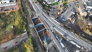 Die Eisenbahnüberführung Weseler Straße in Dinslaken aus der Luft fotografiert im November 2024.