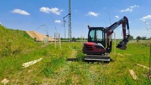 Neue Bäume verschönern den Bahndamm an der Straßenüberführung Antonieweg in Rees-Haldern.