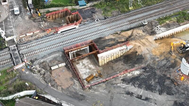 Auch an der zukünftigen Eisenbahnüberführung für den Fuß- und Radverkehr an der Holtener Straße schreiten die Arbeiten voran. Foto: DB AG